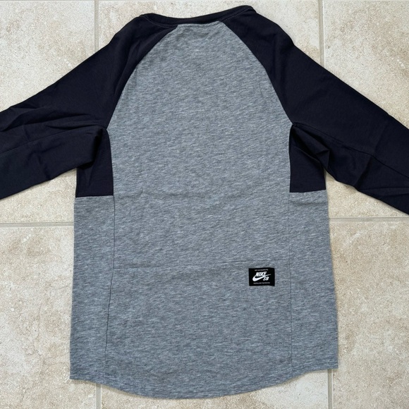 Nike SB Logo 3/4 Sleeve T-shirt
Size: Small 
Color: Grey - Picture 4 of 5